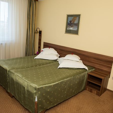 Hotel Lyra Oradea Exteriör bild