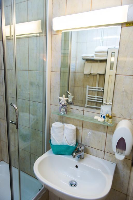 Hotel Lyra Oradea Rum bild