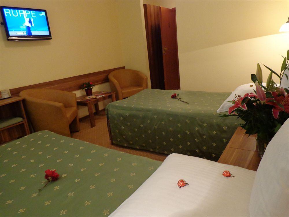 Hotel Lyra Oradea Exteriör bild